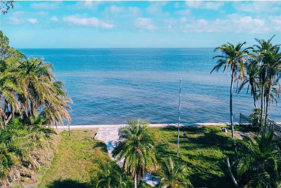 5926 BAHAMA SHORES DRIVE S