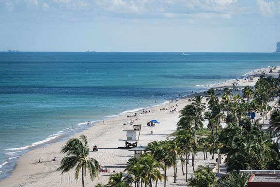 Hollywood FL vs Hallandale Beach：哪座海滨小城更适合你？