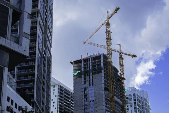 Condos de nueva construcción en Miami 2026: 36% de las torres entregadas en 2024 sin vender (más el pipeline completo)