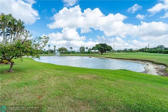 9320 Hollybrook Lake Dr, Pembroke Pines, FL 33025