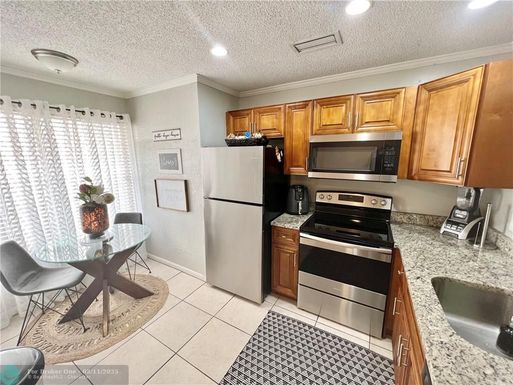 2546 Riverside Dr, Coral Springs, FL 33065