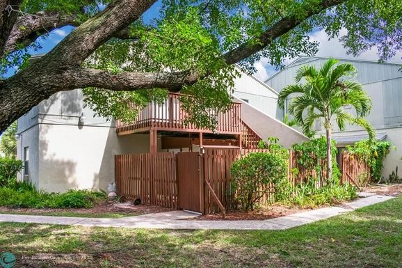 2 Crossings Cir, Boynton Beach, FL 33435