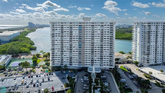 300 Bayview Dr, Sunny Isles Beach, FL 33160