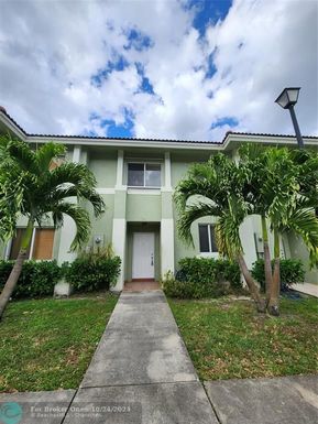 119 Hidden Court Rd, Hollywood, FL 33023