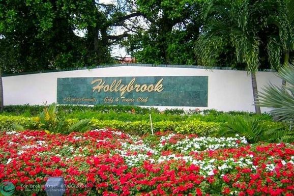 9511 Hollybrook Lake Dr, Pembroke Pines, FL 33025