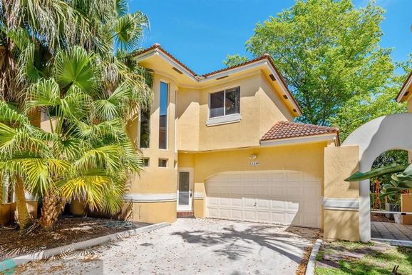 11249 Lakeview Dr, Coral Springs, FL 33071