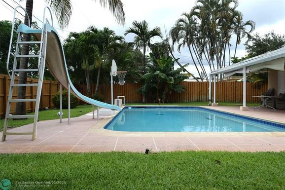 1710 42nd Ave, Hollywood, FL 33021