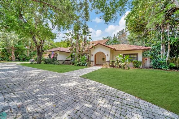 101 Fig Tree Ln, Plantation, FL 33317