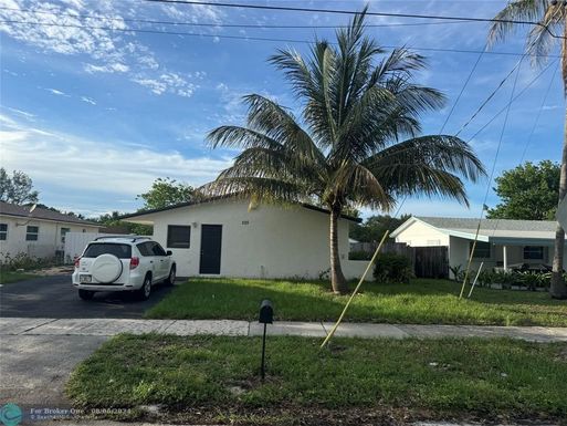 225 7th Ct, Deerfield Beach, FL 33441