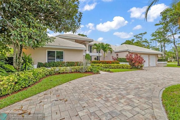 4670 Leitner Dr, Coral Springs, FL 33067