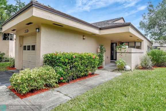 9341 Chelsea Dr, Plantation, FL 33324