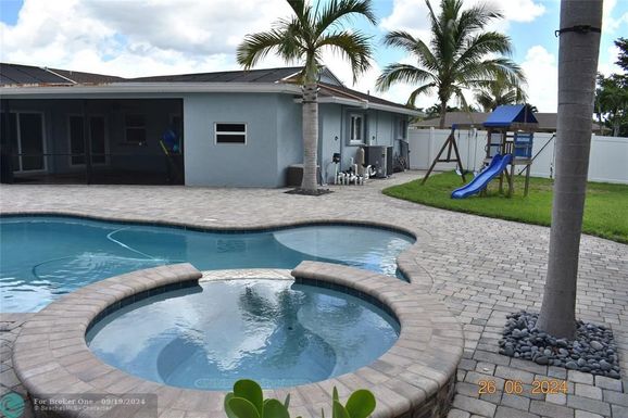 9206 67th St, Tamarac, FL 33321