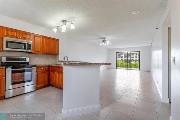 2221 Cypress Island Dr, Pompano Beach, FL 33069