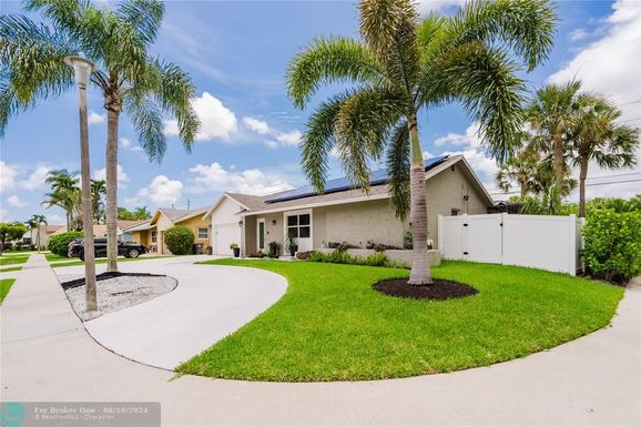 8816 18th Road, Boca Raton, FL 33433