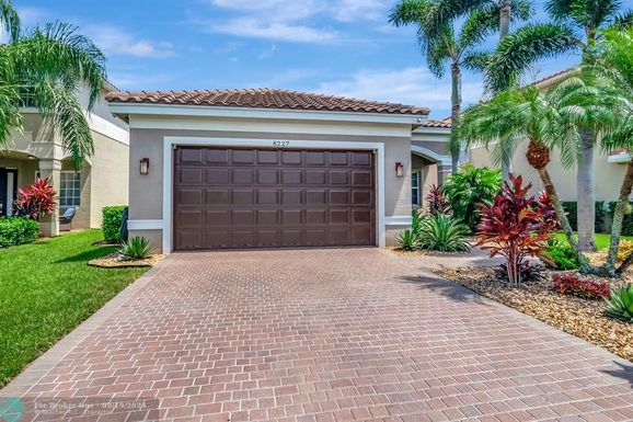 8227 Calabria Lakes Drive, Boynton Beach, FL 33473