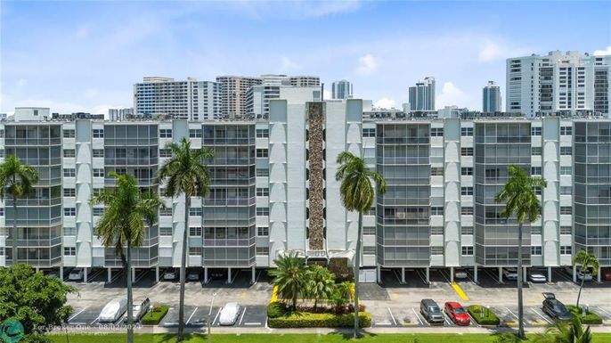 400 Diplomat Pkwy, Hallandale Beach, FL 33009