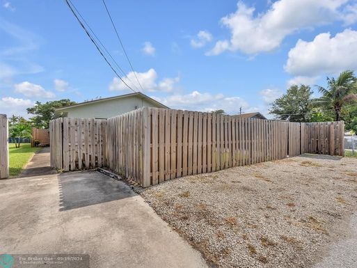 48 13th St, Dania Beach, FL 33004