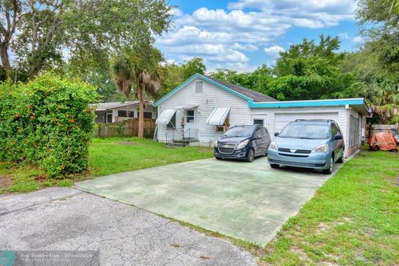 704 Pine Ave, Stuart, FL 34994