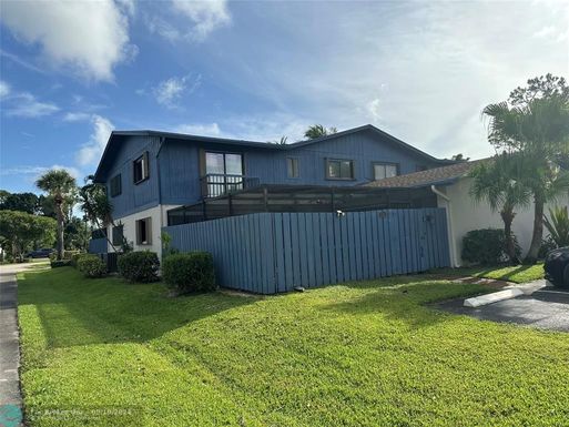 4742 Holly Lake Dr, Lake Worth, FL 33463