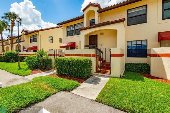 502 Freedom Ct, Deerfield Beach, FL 33442