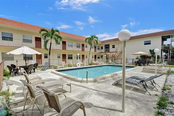 415 2nd St, Hallandale Beach, FL 33009