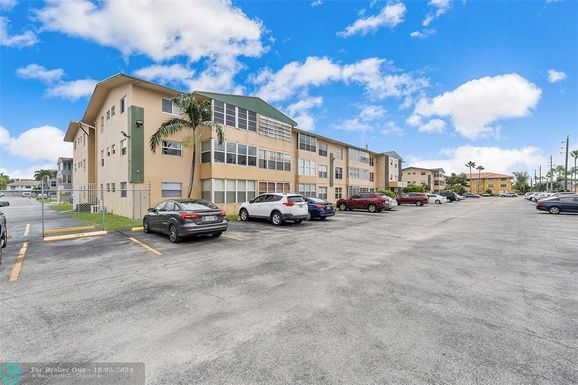 110 Royal Palm Rd, Hialeah Gardens, FL 33016