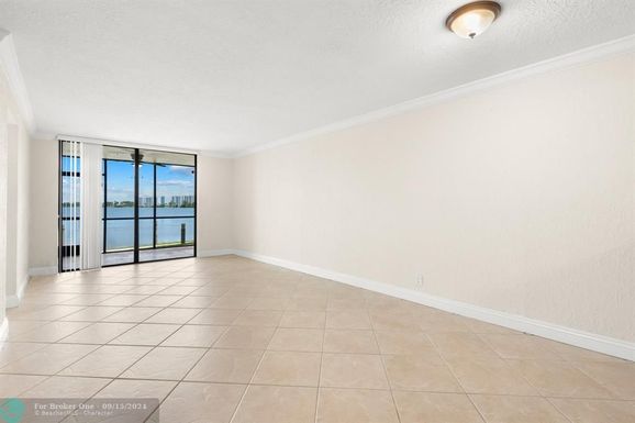 110 Lake Emerald Dr, Oakland Park, FL 33309