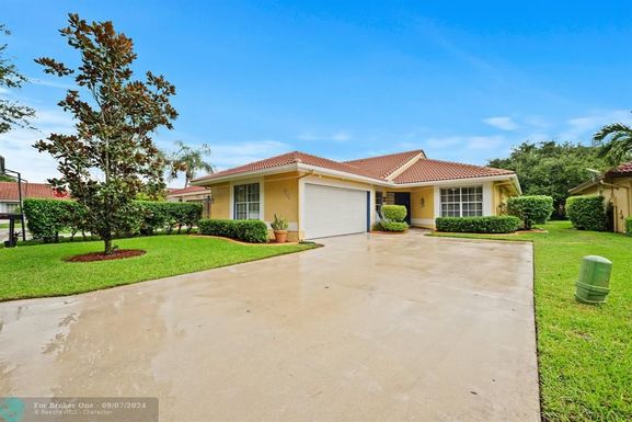 902 104th Ln, Coral Springs, FL 33071