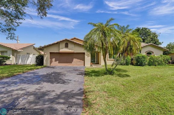 9825 28th Pl, Coral Springs, FL 33065