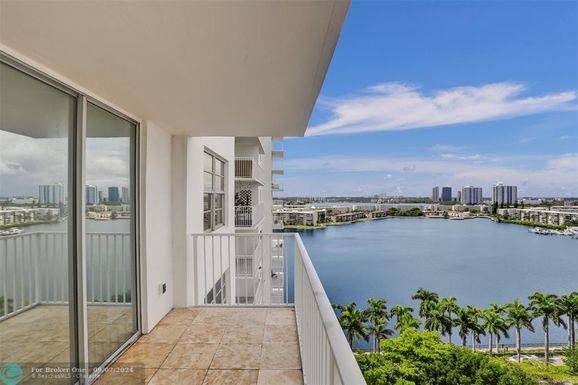 2851 183rd St, Aventura, FL 33160