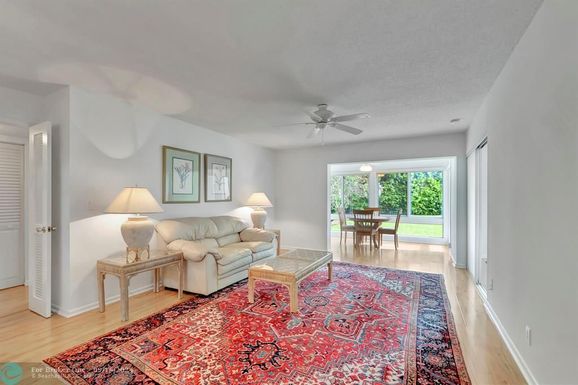 15 Colonial Club Dr, Boynton Beach, FL 33435