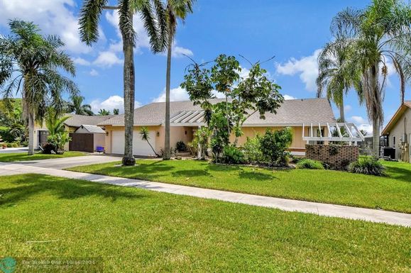 9477 Burlington Pl, Boca Raton, FL 33434