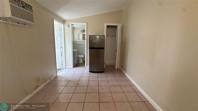 1973 4th St, Deerfield Beach, FL 33441