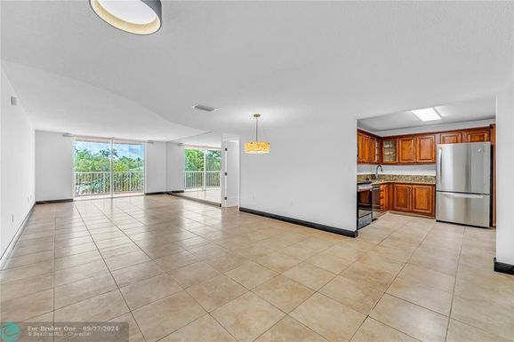 210 Sea View Dr, Key Biscayne, FL 33149