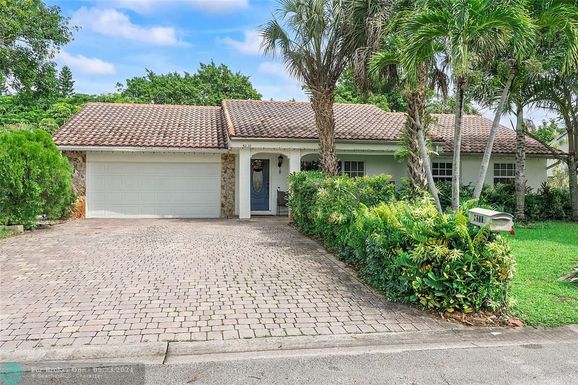 8233 3rd Pl, Coral Springs, FL 33071