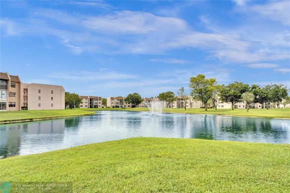 10303 Sunrise Lakes Blvd, Sunrise, FL 33322