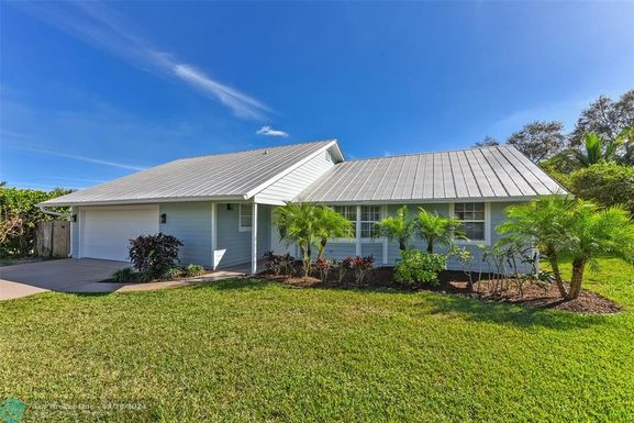 8918 Colony St, Hobe Sound, FL 33455