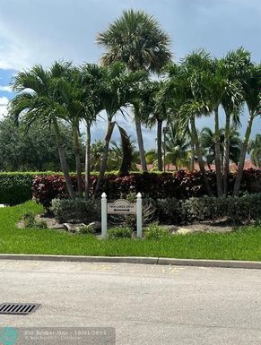 10076 Twin Lakes Dr, Coral Springs, FL 33071