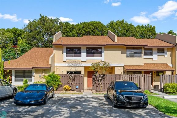 121 97th Ave, Pembroke Pines, FL 33025