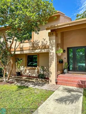 13 Chestnut Cir, Cooper City, FL 33026