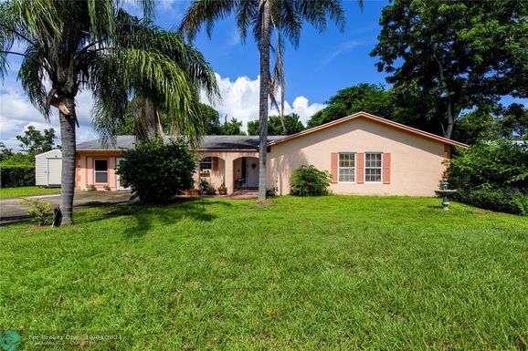 8153 Carlton St, Hobe Sound, FL 33455