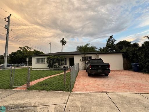 590 159th St, Miami, FL 33162