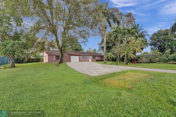 6645 49th Street, Davie, FL 33314