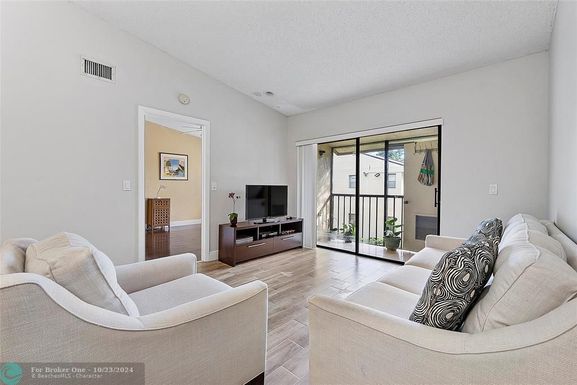 21950 Soundview Ter, Boca Raton, FL 33433