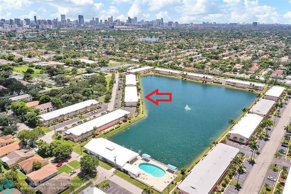 900 10th Ter, Hallandale Beach, FL 33009