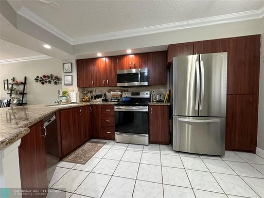 2221 Cypress Island Dr, Pompano Beach, FL 33069