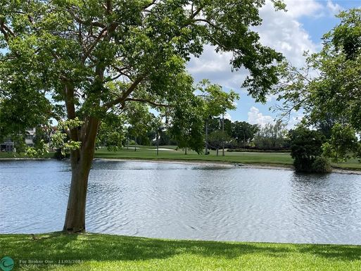 9500 Hollybrook Lake Dr, Pembroke Pines, FL 33025