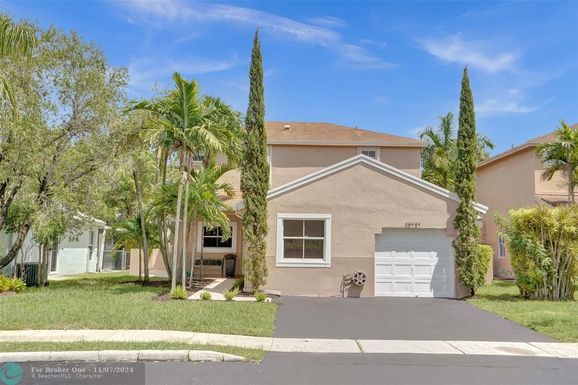 20737 3rd St, Pembroke Pines, FL 33029