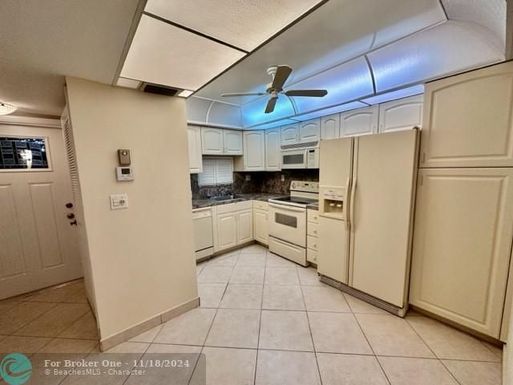 820 Hollybrook Dr, Pembroke Pines, FL 33025