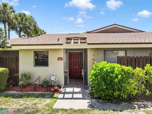 81 Meadows Dr, Boynton Beach, FL 33436